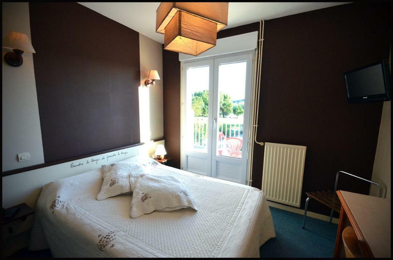 Au Bec Sale Otel La Menitré Dış mekan fotoğraf